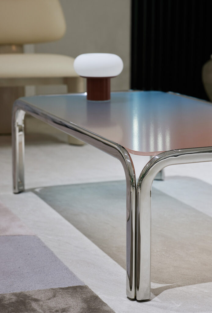 lumina_sofa_table_05 컬러 그라데이션 유리 상판과 라운딩된 메탈 프레임 테이블