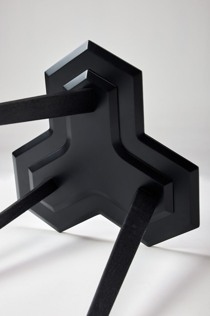 rester_table_11 육각 세라믹 3장을 정교하게 이어 만든 테이블