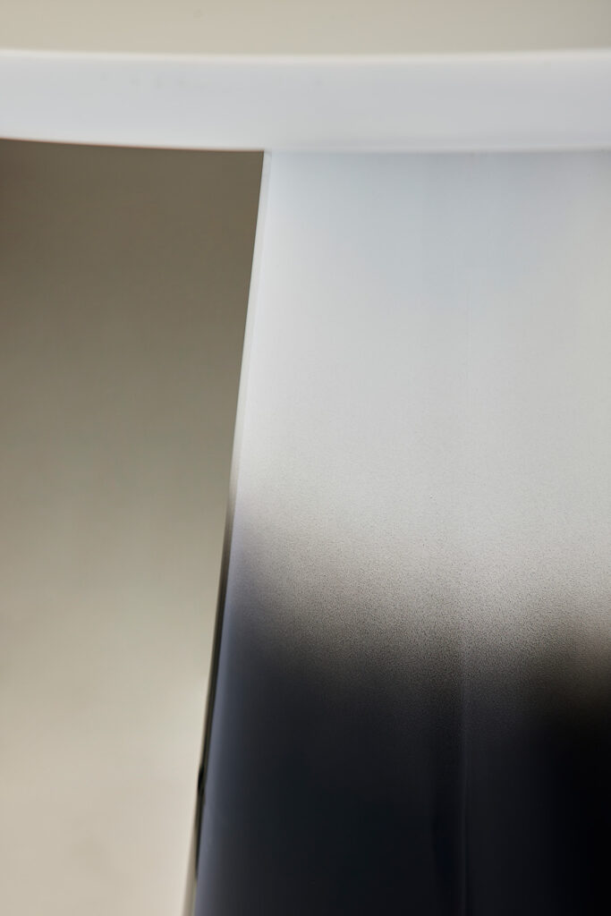 veil_table_04 블랙에서 화이트로 흐르는 그라데이션 테이블