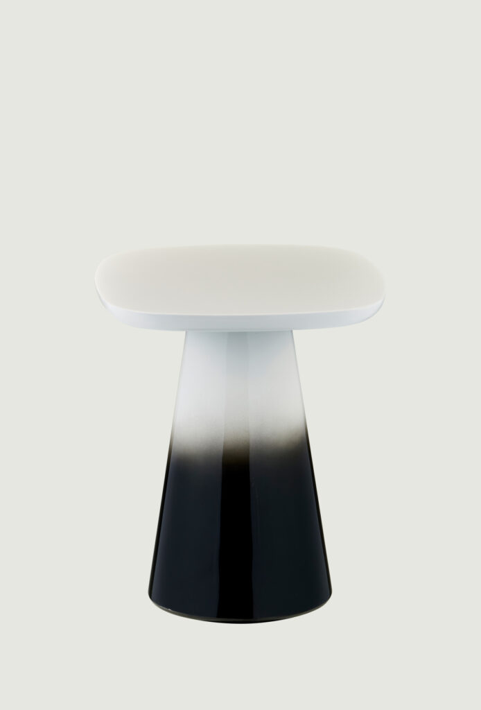 veil_table_05 블랙에서 화이트로 흐르는 그라데이션 테이블