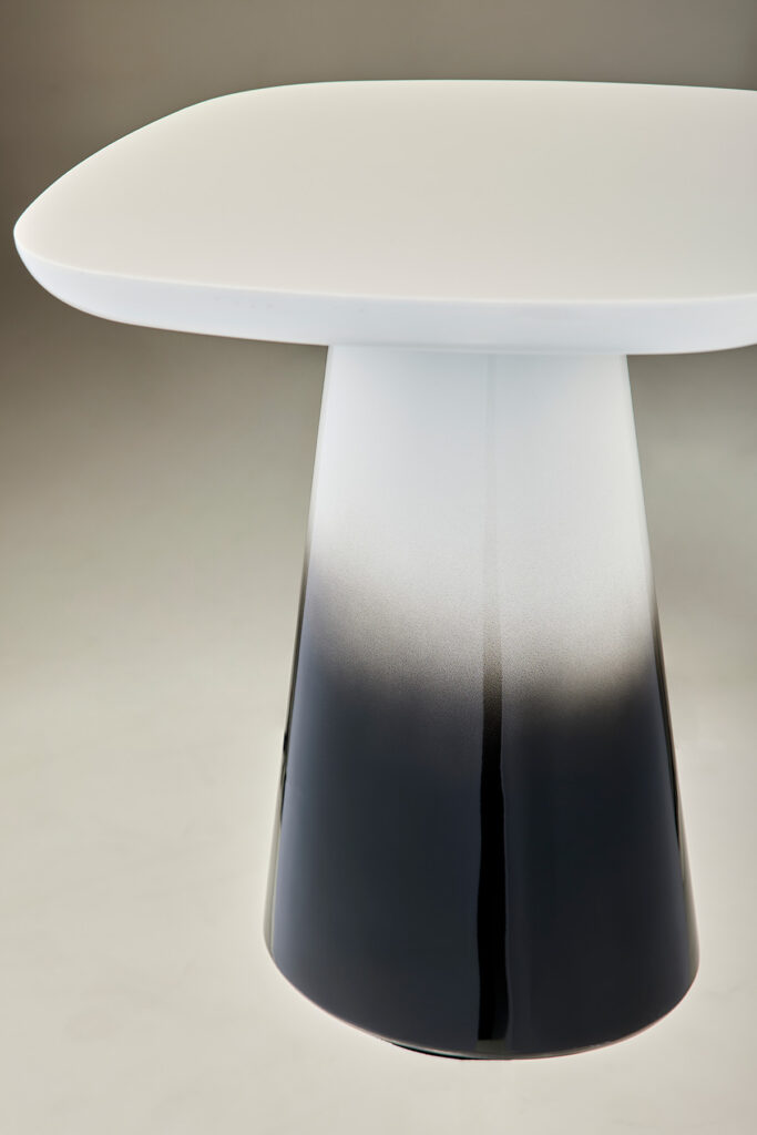 veil_table_06 블랙에서 화이트로 흐르는 그라데이션 테이블