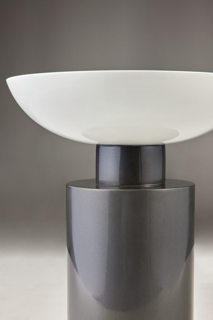 halo_04 반구형 상판의 원형 조형. 빛을 받으면 가장자리에 은은한 헤일로