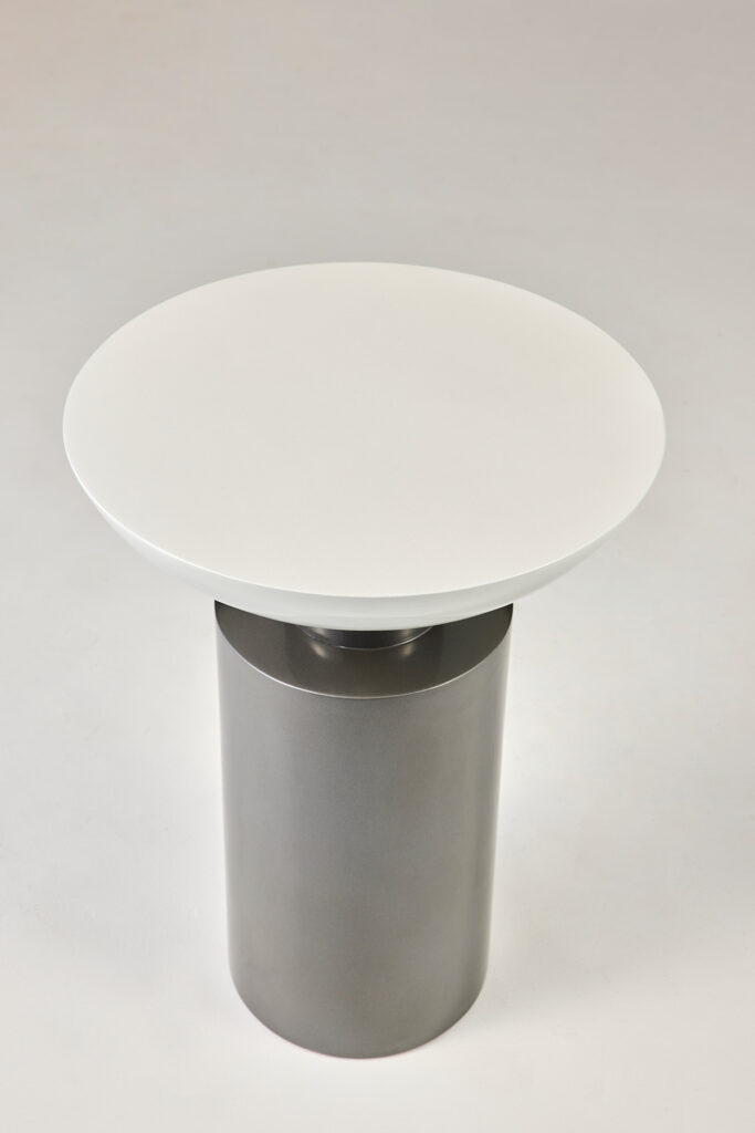 halo_05 반구형 상판의 원형 조형. 빛을 받으면 가장자리에 은은한 헤일로