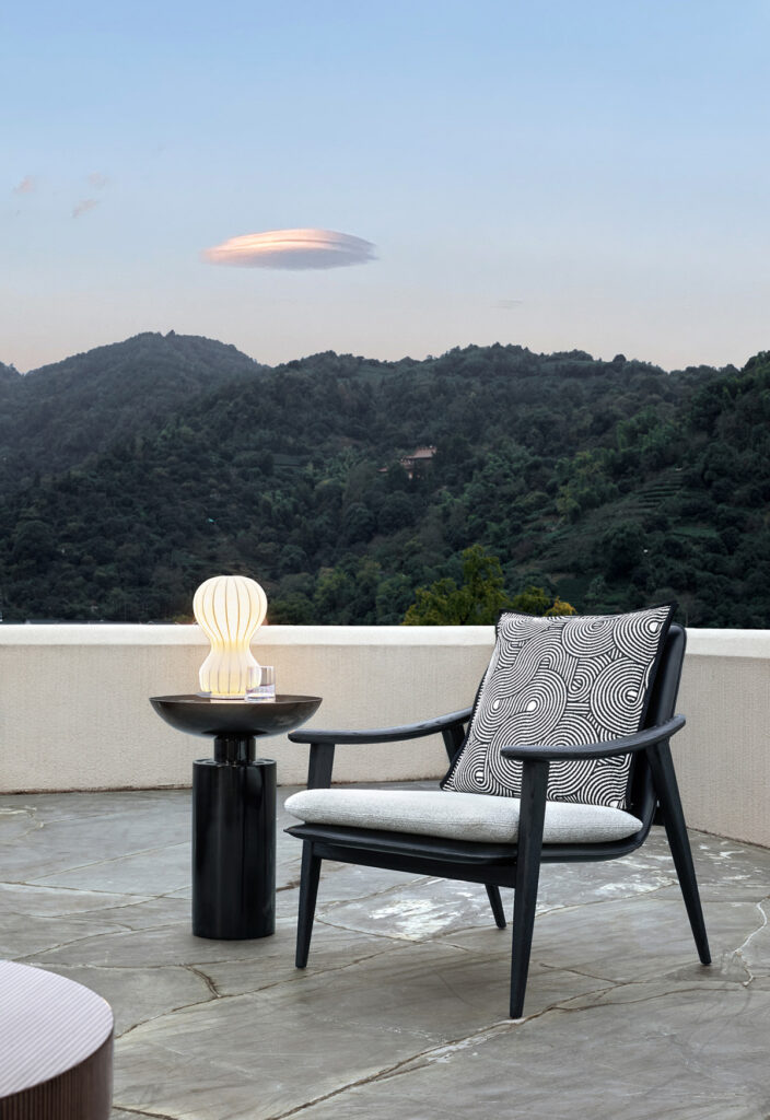 halo_06 반구형 상판의 원형 조형. 빛을 받으면 가장자리에 은은한 헤일로