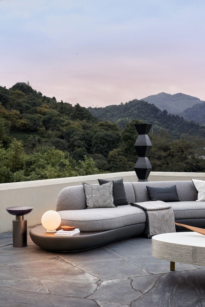 halo_08 반구형 상판의 원형 조형. 빛을 받으면 가장자리에 은은한 헤일로