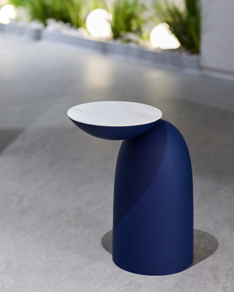 mare_02 동그란 상판과 원형 뿔(콘) 베이스가 이어지는 조형적 테이블