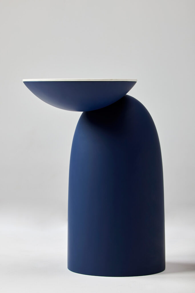 mare_03 동그란 상판과 원형 뿔(콘) 베이스가 이어지는 조형적 테이블