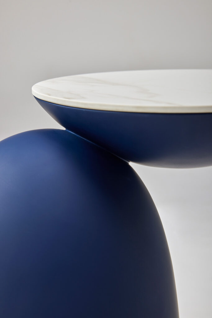 mare_04 동그란 상판과 원형 뿔(콘) 베이스가 이어지는 조형적 테이블