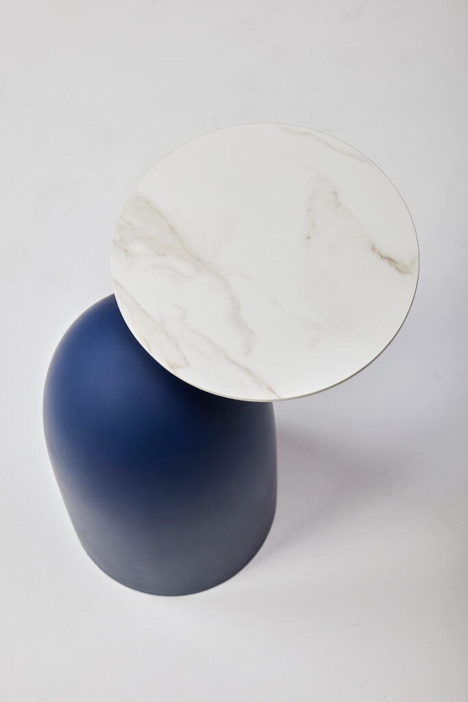 mare_05 동그란 상판과 원형 뿔(콘) 베이스가 이어지는 조형적 테이블