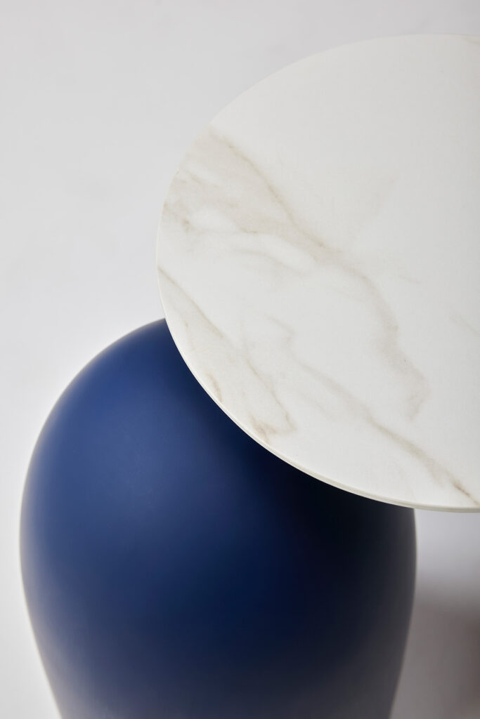 mare_06 동그란 상판과 원형 뿔(콘) 베이스가 이어지는 조형적 테이블