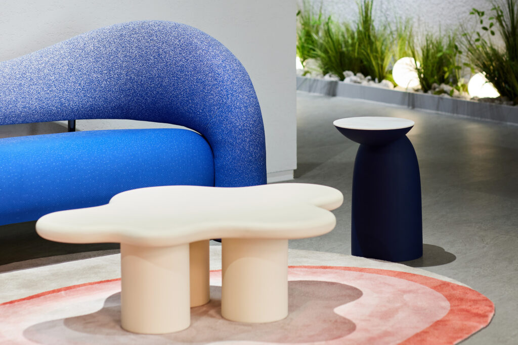 mare_07 동그란 상판과 원형 뿔(콘) 베이스가 이어지는 조형적 테이블