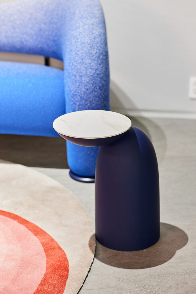 mare_08 동그란 상판과 원형 뿔(콘) 베이스가 이어지는 조형적 테이블